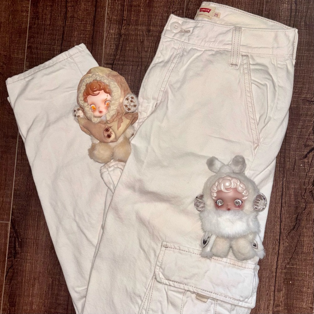 Levi's Off-White Cargo Jeans